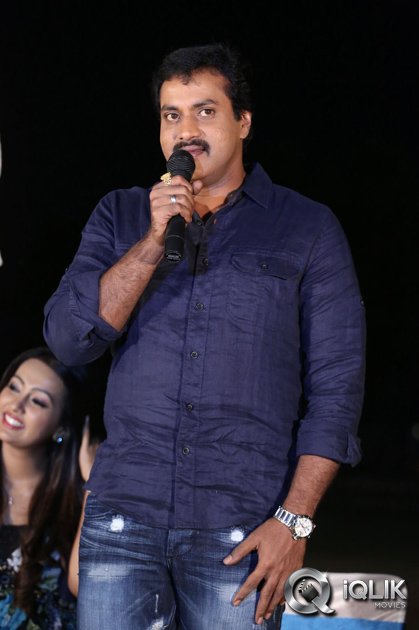 Sunil-Birthday-Celebrations-with-Bheemavaram-Bullodu-Team